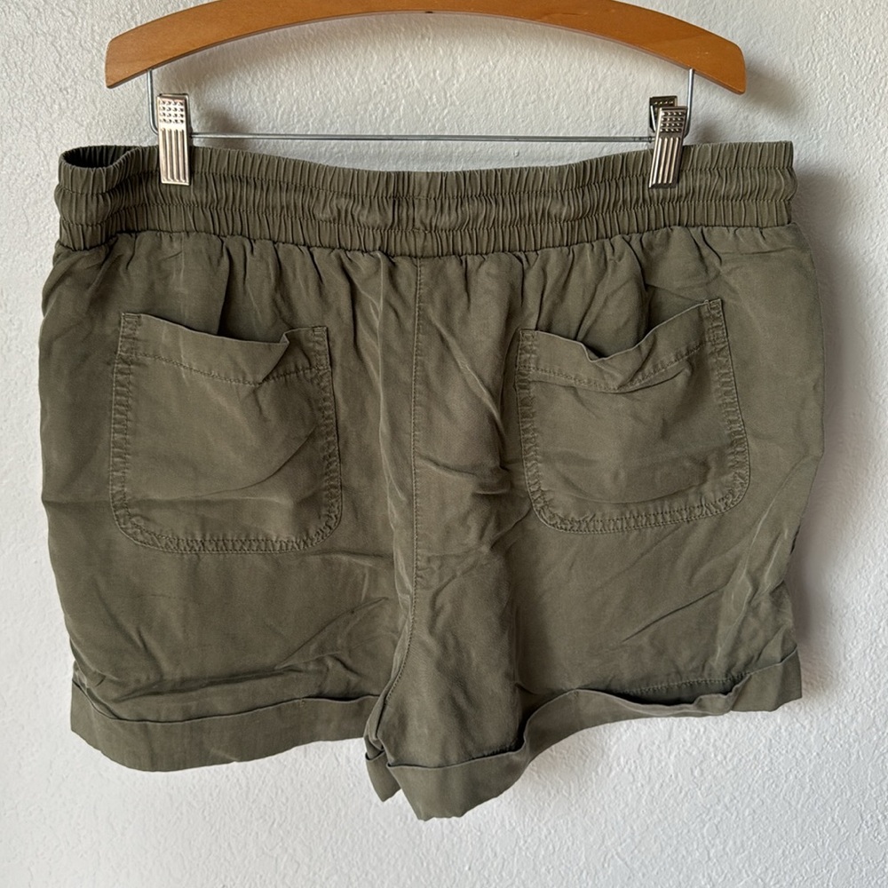 Universal Thread Olive Shorts - Picture 4 of 5